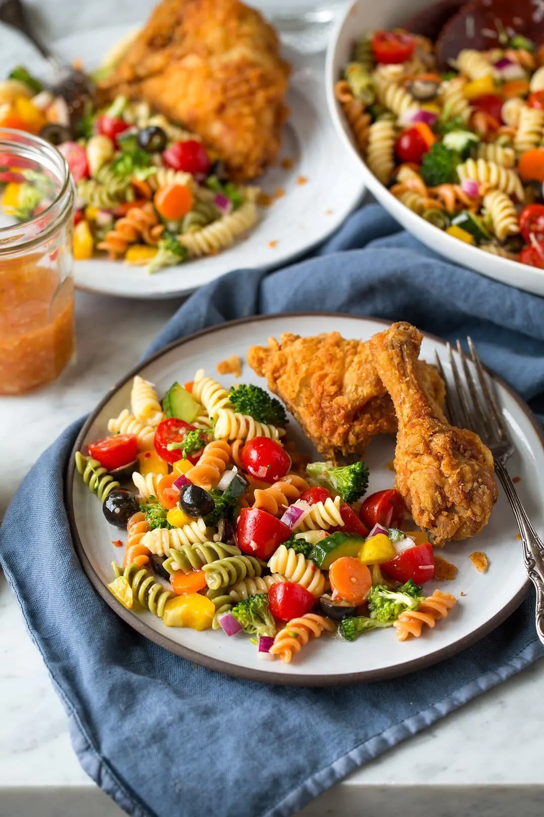 Ensalada de Pasta Fácil con pollo empanizado